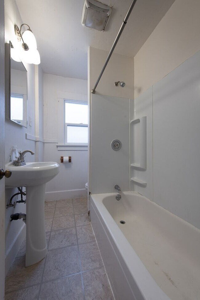 Building Photo - Beautiful 4 Bedroom Home Located on North Beacon Hill!