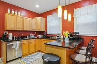 Building Photo - Great Mission Hill 4 bed