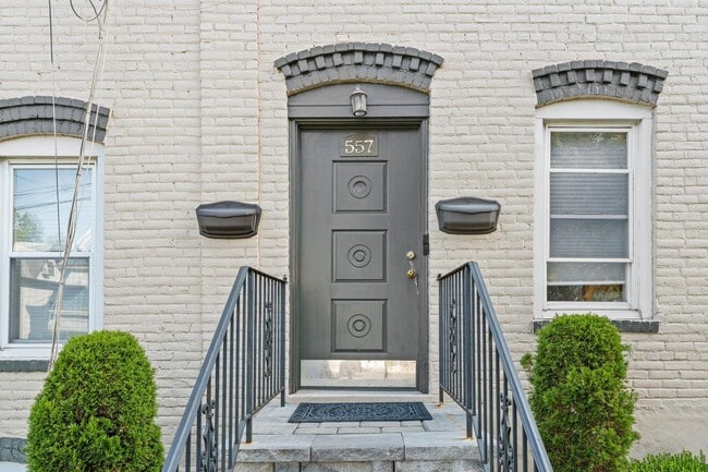 Building Photo - 557 Broad St