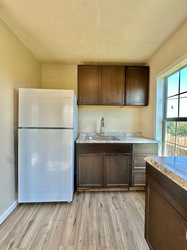 Building Photo - NOW AVAILABLE - Remodeled 1 Bedroom Apartment + Water/Sewer/Trash Included!