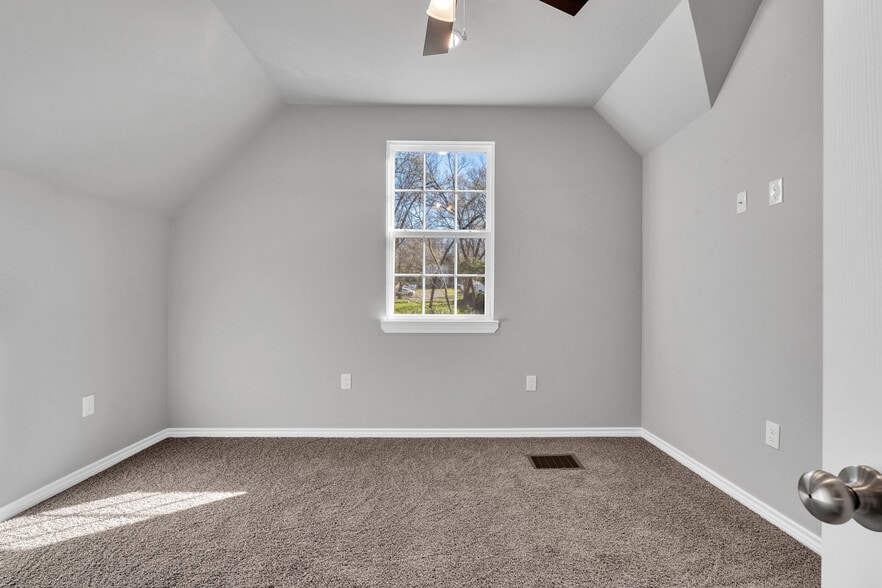 Building Photo - 213 Lomond Ave