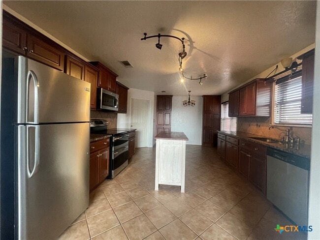 Building Photo - 5502 Golden Dr