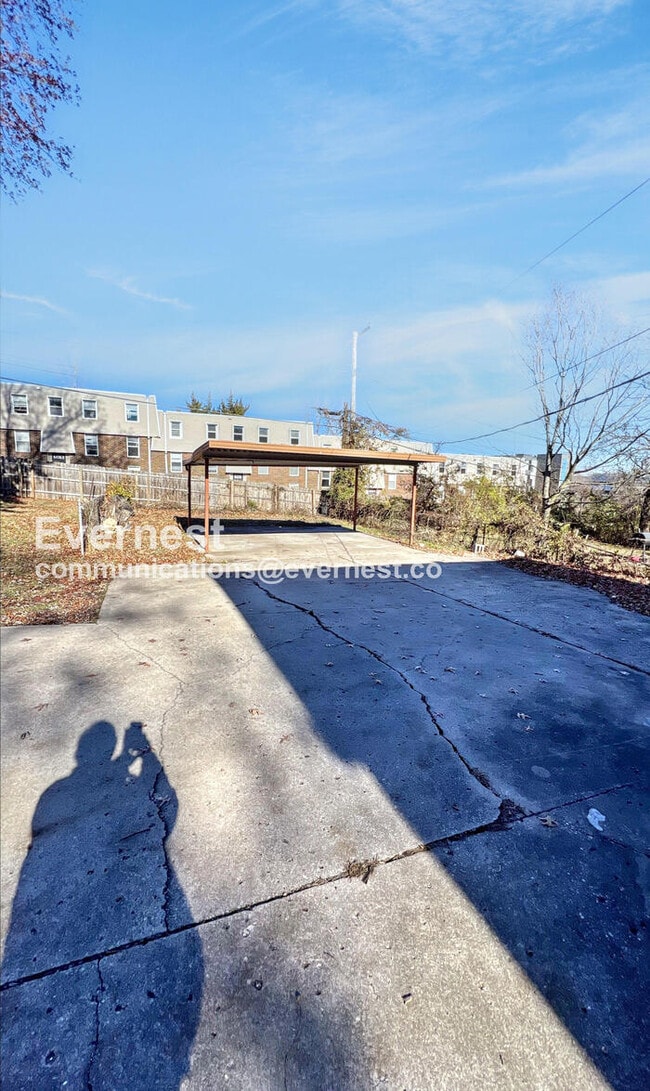 Building Photo - 1402 E 65th St