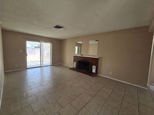 Building Photo - 3 Bedroom Home off of Hollywood– Now Offer...
