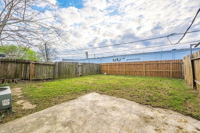 Building Photo - 8124 Beech Cove Ln