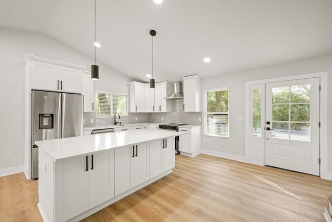 Building Photo - BEAUTIFUL HOUSE FOR RENT NEAR 1604 W/ GUIL...