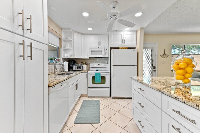 Building Photo - 15217 Lakes of Delray Blvd