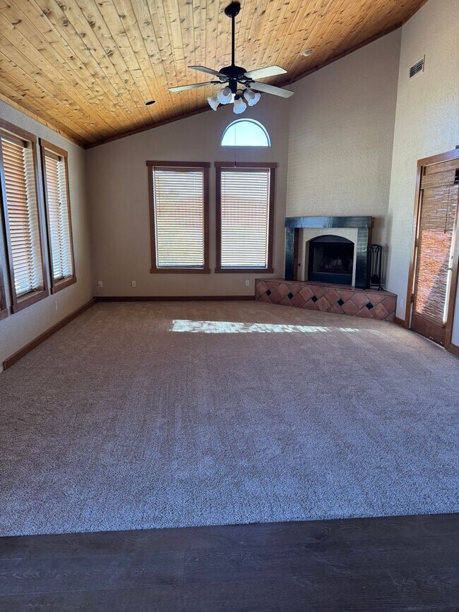 Building Photo - ** Spacious Retreat in Terra Estates II **