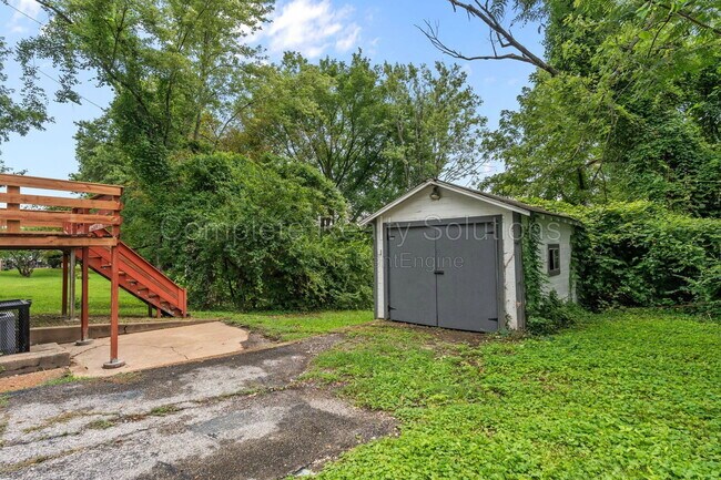 Building Photo - 10030 Bon Oak Dr
