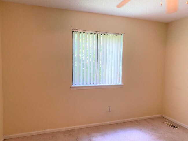 Building Photo - 2BR Candle Wyck Community located on kerr Ave, Walk to UNCW, Shopping and Breweries Ground floor ...