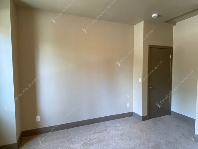 Building Photo - Designer-Finished Townhome Near COCC & NWX