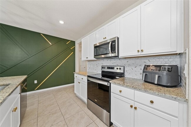 Building Photo - 687 Griffon Ave