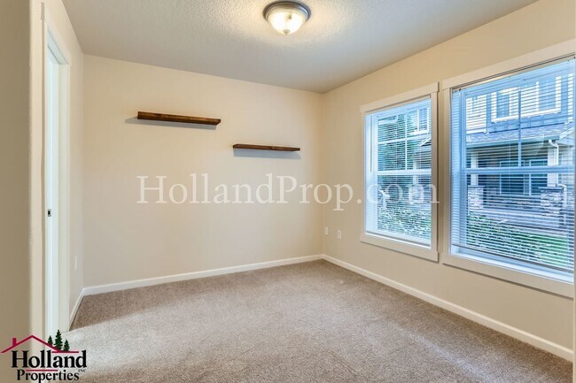Building Photo - Spacious End-Unit Condo in Prime Beaverton...