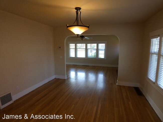 Building Photo - 3 br, 1 bath House - 221 W 9th Street