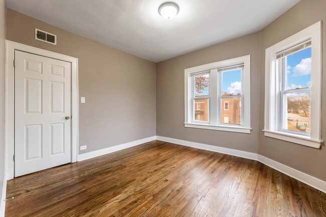 Building Photo - 620 E 73rd St