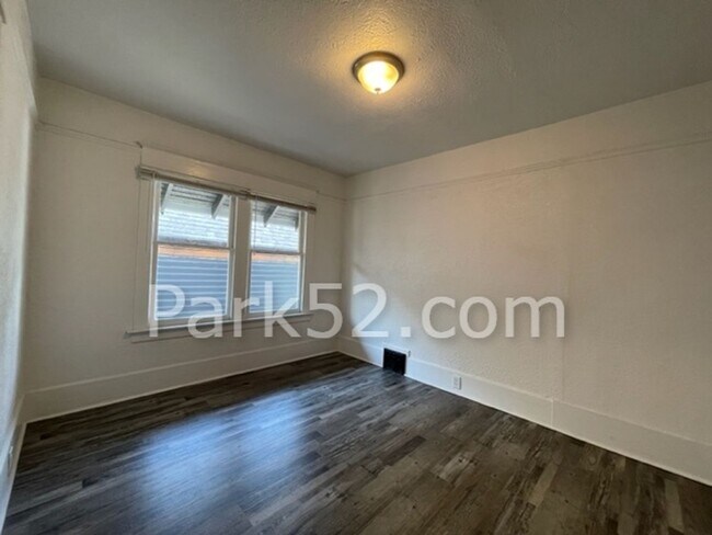 Building Photo - 2 Bedroom 1 Bathroom Duplex