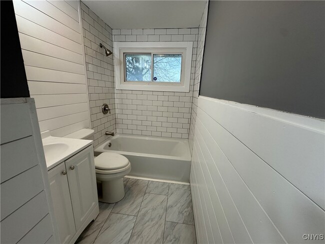 Building Photo - 900 Drexler St