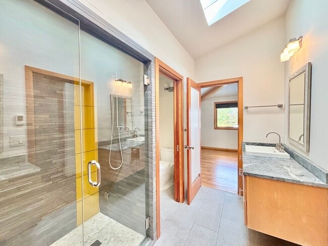 Building Photo - Stunning Mountain View Mid-Century Home in Prestigious Clyde Hill