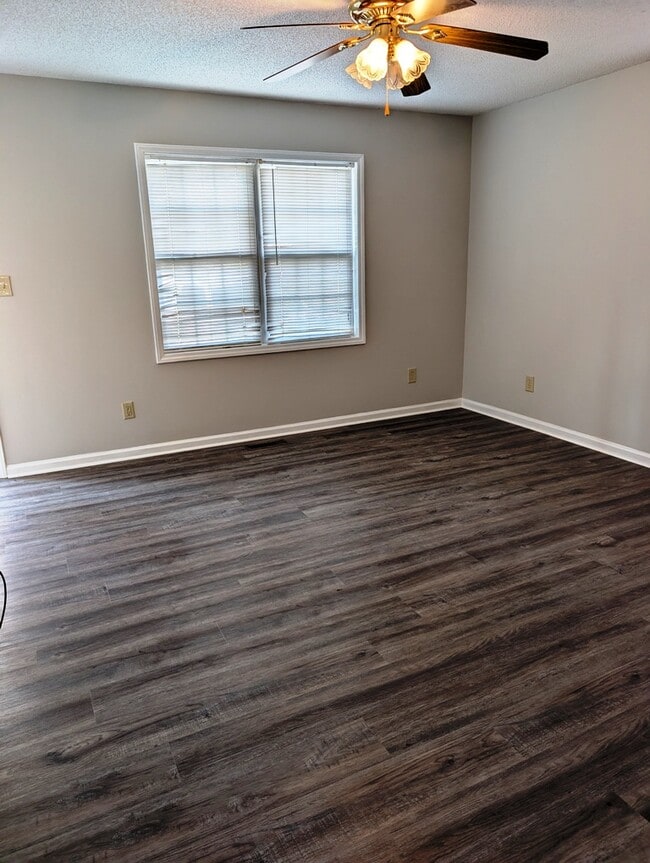 Building Photo - 2110 Shamrock Dr E