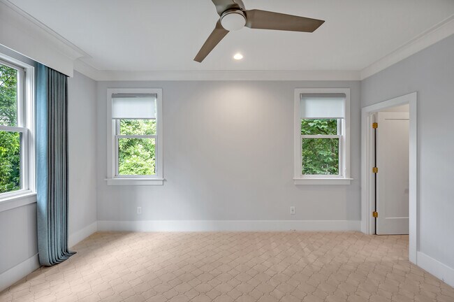 Building Photo - 1820 Park Dr