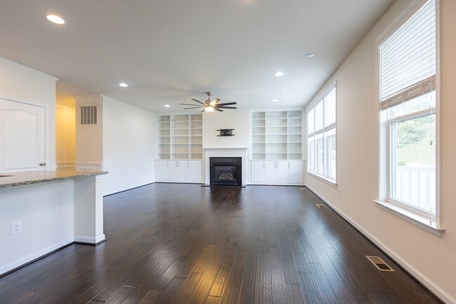 Building Photo - Beautiful 4 BR/3.5 BA Single-Family Home i...