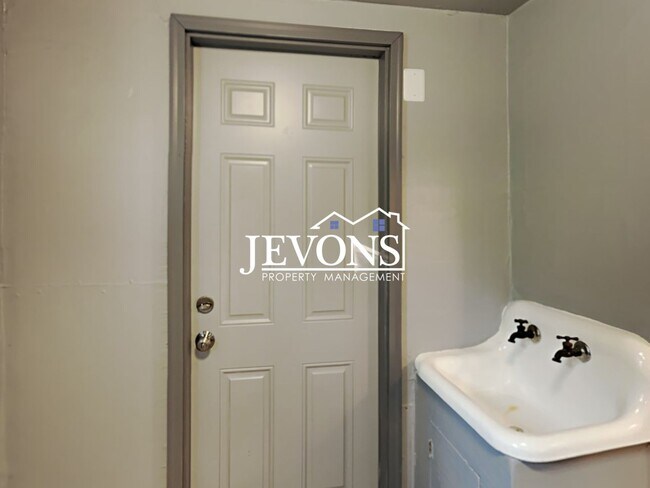Building Photo - Your Next-Door Deal: Rent Ready!