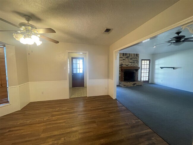 Building Photo - 302 Yorkshire Ct