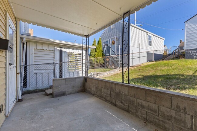 Building Photo - Bright 2 Bedroom Apartment in Duquesne Heights – Minutes from Mount Washington Overlook!