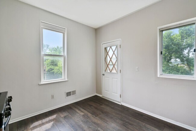 Building Photo - SCORE 1ST MONTH'S RENT FREE IF SIGNED BY AUGUST 7!Convenient 2 Bedroom home in Mt. Washington ava...
