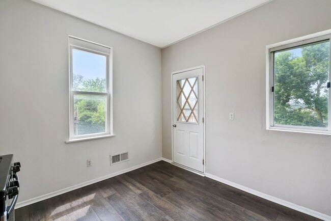 Building Photo - SCORE 1ST MONTH'S RENT FREE IF SIGNED BY JULY 31! Convenient 2 Bedroom home in Mt. Washington ava...