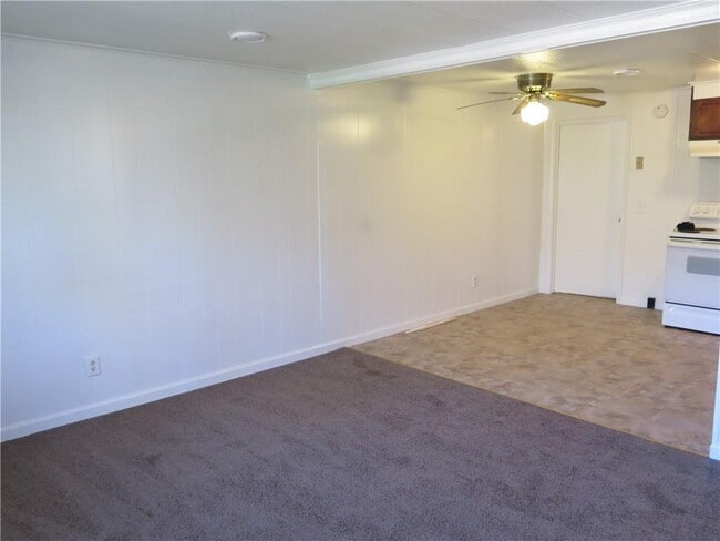 Building Photo - 2555 Lloyd Rd