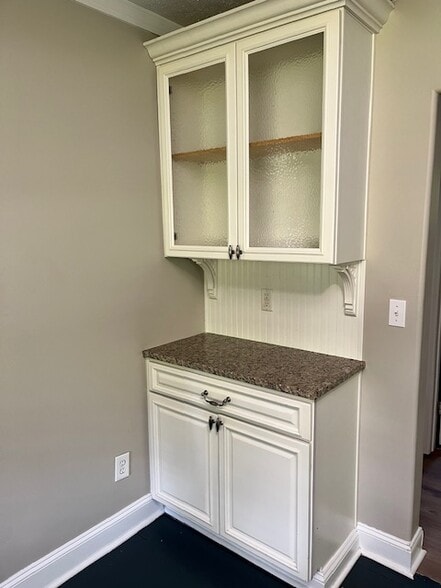 Built in hutch in dining - 4716 McCahill Rd