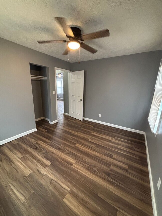 Building Photo - Spacious 4 Bedroom 1.5 Bath House!!