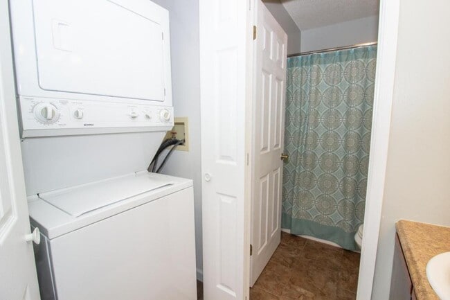 Building Photo - 108 Robinwood Dr