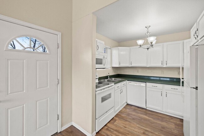 Building Photo - 977 Columbine Ave