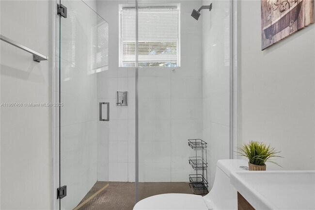 Building Photo - 924 Marseille Dr