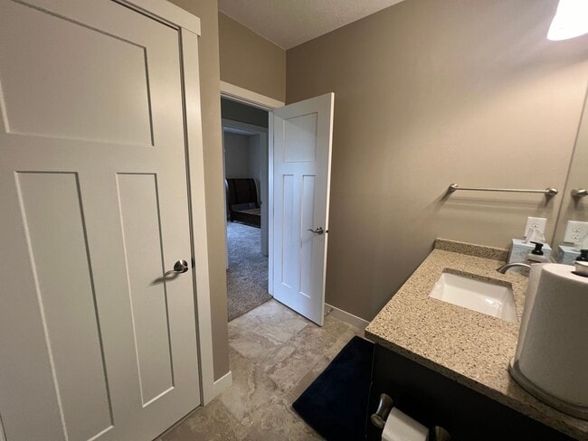 Building Photo - Beautiful 5-bed, 3.5-bath Single Family Home!