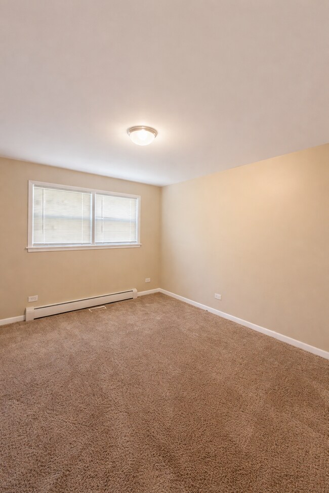 Building Photo - 8604 W Carmen Ave