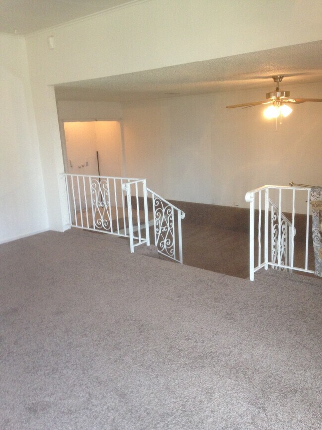 Building Photo - Large 3 bedroom w/ 2 living areas