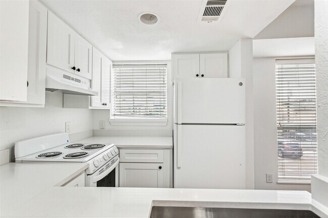 Building Photo - 1901 N Fitzhugh Ave