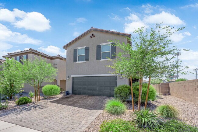 Building Photo - Don't miss out on this beautiful three-bed...