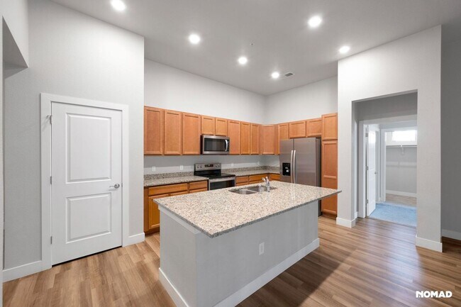 Building Photo - Charming 2BR-2BA Condo in Aurora Town Center