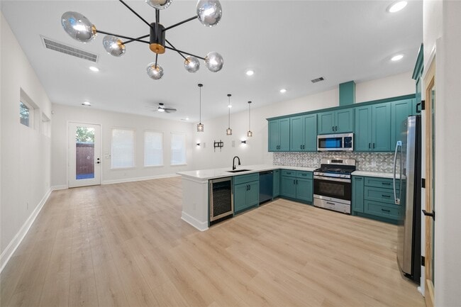 Building Photo - 1411 Bayou St
