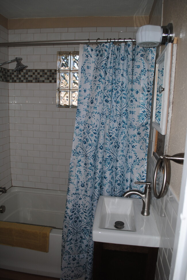 Bathroom - 2914 W Woodlawn Ave