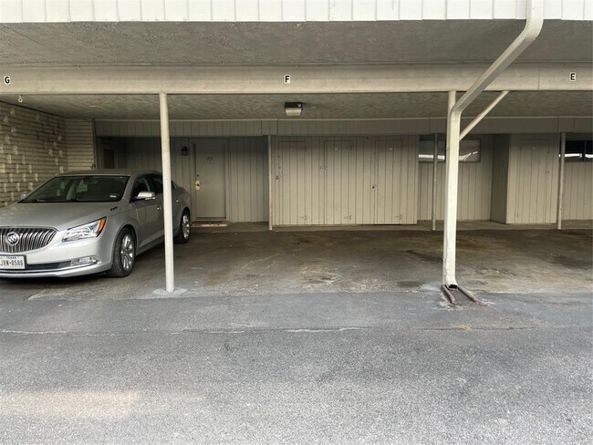 Building Photo - 909 Silber Rd