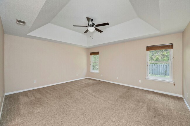 Building Photo - Spacious Home in Navarre!