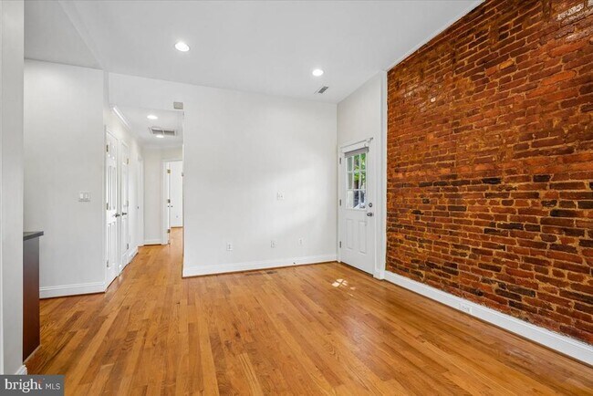 Building Photo - 1339 C St NE