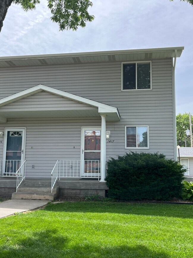 Building Photo - Beautiful 3 bed townhouse!