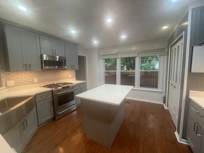 Building Photo - Beautiful home in Riverwalk