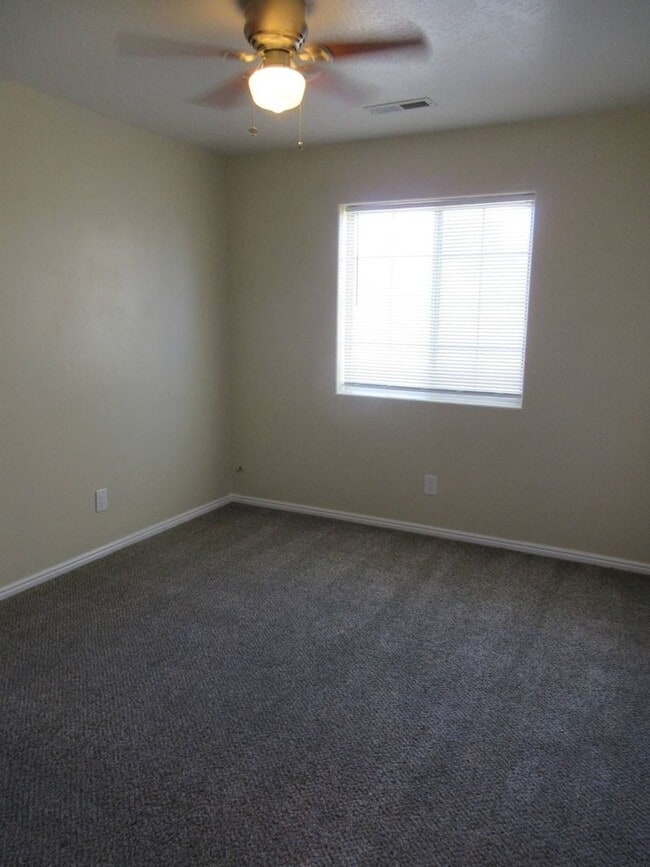 Building Photo - 3 bed, 2 bath Twin Home